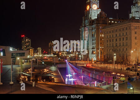 La rivière de la lumière 'La Piscine' Éléments de miroirs par le Kazimier s'allumer le canal sur Liverpool waterfront pendant le feu d'artifice 2018. Banque D'Images