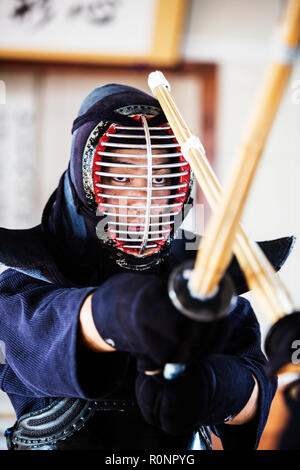 Close up of Kendo Kendo japonais chasseur portant le masque dans la lutte contre la pose. Banque D'Images