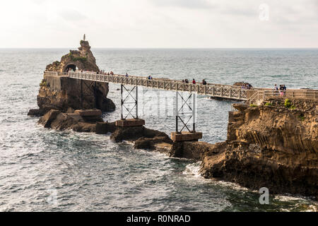 Biarritz, France. Le rocher de la Vierge (Rocher de la Vierge), une curiosité naturelle surplombée par une statue de la Vierge Marie Banque D'Images