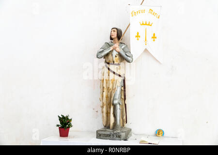 Ars-en-Re, France. Statue de Jeanne d'Arc à l'intérieur de l'Eglise église Saint-Étienne Banque D'Images