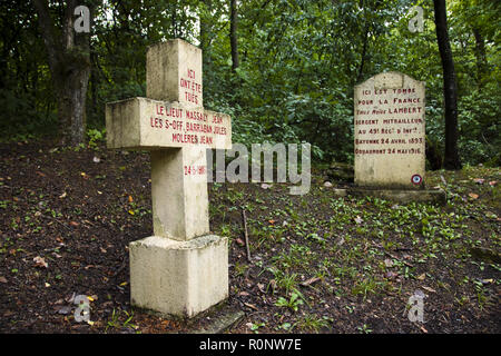 Tombes de Soldats français de la Première Guerre mondiale enterrés près des tranchées où ils sont morts dans la bataille de Verdun 1916, France. Banque D'Images