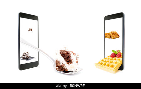 Une créativité conceptuelle volumétrique 3D photo d'un divers bonbons, gâteau sur une cuillère, pain perdu aux framboises, à l'extérieur de l'écran d'un smartphone, isolé o Banque D'Images