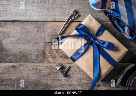 Concept de la fête des pères - Présenter, cravate sur fond de bois rustique Banque D'Images