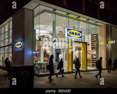 Mini Store Ikea Ikea Ikea - Centre de Londres Tottenham Court Road - La conception et la planification IKEA store dans le centre de Londres, UK Banque D'Images