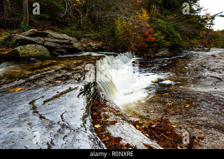 L'automne à Lake Minnewaska State Park, New York : Peters tuer et Awosting Falls Banque D'Images