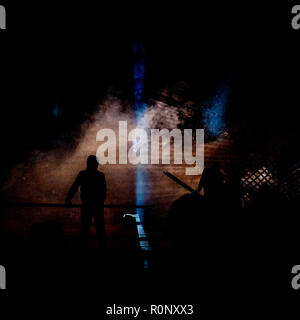 Cirque Funtasia , effet d'éclairage dramatique Banque D'Images