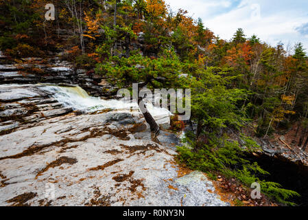 L'automne à Lake Minnewaska State Park, New York : Peters tuer et Awosting Falls Banque D'Images