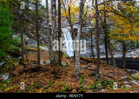 L'automne à Lake Minnewaska State Park, New York : Peters tuer et Awosting Falls Banque D'Images