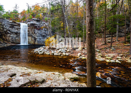 L'automne à Lake Minnewaska State Park, New York : Peters tuer et Awosting Falls Banque D'Images