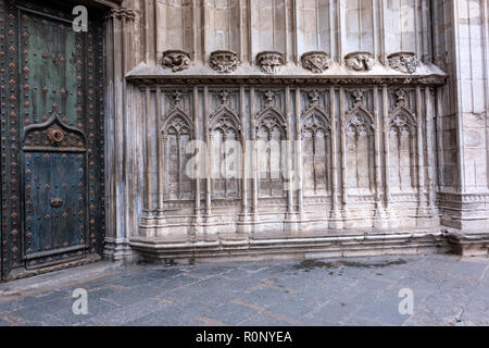 Détail de la cathédrale porte de bronze et des colonnes en pierre à Gérone, Catalogne, Espagne Banque D'Images