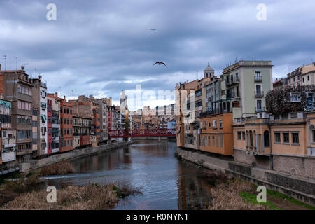 Rio Onyar Ciudad Vieja, la vieille ville avec des maisons colorées, Gérone, Catalogne, Espagne Banque D'Images