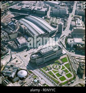 St George's Hall, St John's Gardens et la gare de Lime Street, Liverpool, Merseyside, 1980. Organisateur : Aerofilms. Banque D'Images