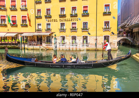 Venise, Italie - 22 août, 2018 : un gondolier sur une gondole de touristes en face d'un hôtel branché Banque D'Images