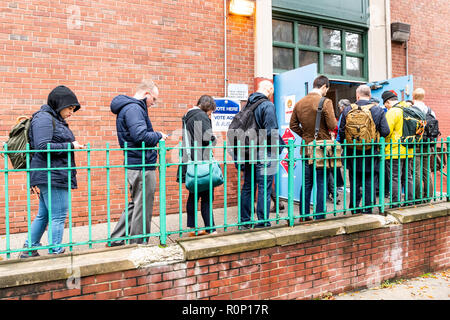 Les électeurs sont vus dans une file d'attente en attendant d'exercer leur droit de vote pendant les élections. Le vote le jour du scrutin dans l'Upper West Side de New York. Banque D'Images