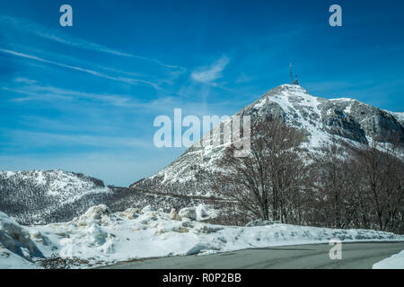 Belle montagne en hiver route à travers le paysage de parc national de Lovcen, Monténégro Banque D'Images