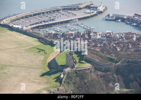 Port et ruines du château, Scarborough, North Yorkshire, 2014. Créateur : Angleterre historique photographe personnel. Banque D'Images Port et ruines du château, Scarborough, North Yorkshire, 2014. Créateur : Angleterre historique photographe personnel. Banque D'Images