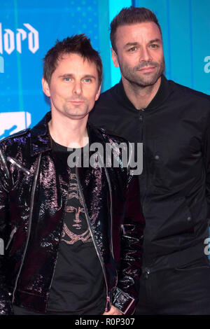 Matt Bellamy et Chris Wolstenholme de Muse qui fréquentent les MTV European Music Awards 2018 au Bizkaia Arena le 4 novembre, 2018 à Bilbao, en Espagne. Banque D'Images