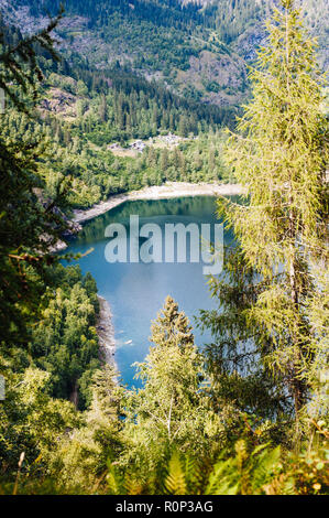 Lac alpin dans les montagnes dans les bois vu de dessus, Valle Antrona Piémont, Italie Banque D'Images