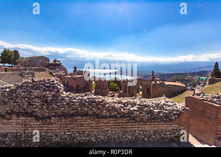 Taormina, Italie - le 26 septembre 2018 : ruines de l'ancien théâtre grec de Taormina, Sicile, Italie. Banque D'Images