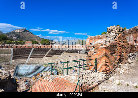 Taormina, Italie - le 26 septembre 2018 : ruines de l'ancien théâtre grec de Taormina, Sicile, Italie. Banque D'Images