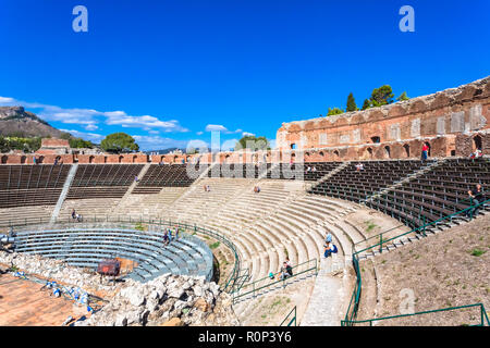 Taormina, Italie - le 26 septembre 2018 : ruines de l'ancien théâtre grec de Taormina, Sicile, Italie. Banque D'Images