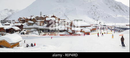 Village de Tigne le lac recouvert de neige en hiver, les Alpes France Banque D'Images