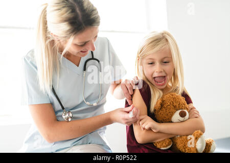 Un enfant mignon en visite au bureau du médecin du patient Banque D'Images