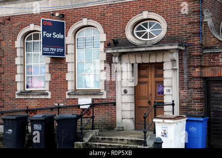 Un bâtiment vide à la recherche d'un acheteur de la ville de marché de Heathfield East Sussex. Jusqu'en juin 2018 c'était une succursale de la Banque Natwest. Banque D'Images