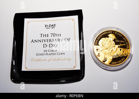 Pièce spécialement frappées. 70e anniversaire D-Day plaquées or 24 carats d'une pièce. Commémoration de monnaie. Seconde Guerre mondiale en mémoire. Fond blanc Banque D'Images