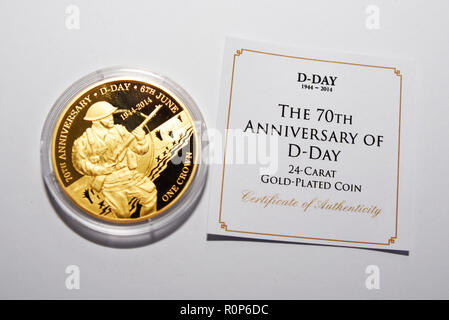 Pièce spécialement frappées. 70e anniversaire D-Day plaquées or 24 carats d'une pièce. Commémoration de monnaie. Seconde Guerre mondiale en mémoire. Fond blanc Banque D'Images