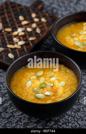 La soupe végétarienne diététique pupmkin. Soupe de potiron d'automne. Close-up. Banque D'Images