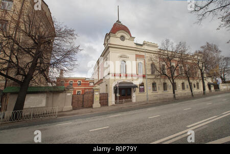 KAZAN, RUSSIE - 5 NOVEMBRE 2018 : l'état Tatar théâtre et comédie théâtre appelé après Karim Tinchurin vue depuis le bas de la rue Banque D'Images