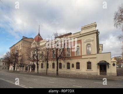 KAZAN, RUSSIE - 5 NOVEMBRE 2018 : l'état Tatar théâtre et comédie théâtre appelé après Karim Tinchurin. Vue panoramique Banque D'Images