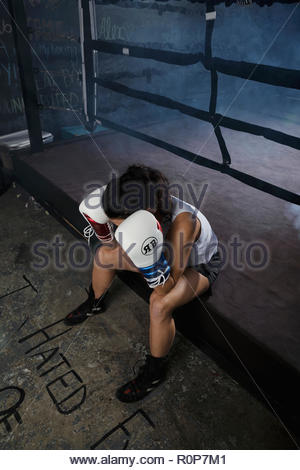 Fatigué boxer se reposant dans une salle de sport