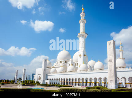 Vue extérieure de la Grande Mosquée Sheikh Zayed à Abu Dhabi, Émirats arabes unis Banque D'Images