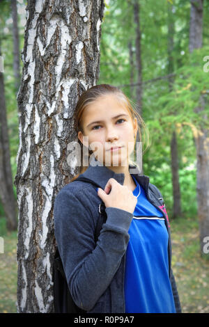 Pensive teen girl est au repos dans le parc de l'automne. Triste regardant la caméra Banque D'Images