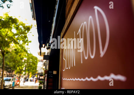 Slow food signe sur un mur à Barcelone - Espagne Banque D'Images