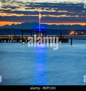 Tacoma pier sur un océan calme argenté au coucher du soleil Banque D'Images