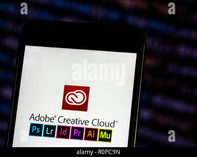 Logo Adobe Creative Cloud vu affichée sur téléphone intelligent. Adobe Creative Cloud est un ensemble d'applications et de services par Adobe Systems qui donne aux abonnés l'accès à une collection de logiciels utilisés pour la conception graphique, le montage vidéo, développement web, photographie, ainsi qu'un ensemble d'applications mobiles et aussi des services cloud en option. Banque D'Images