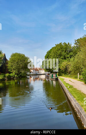 Une vue sur le Kennet and Avon Canal avec une péniche amarrée et moulins de l'Ouest dans l'arrière-plan par un beau jour d'été, Newbury, Berkshire, England, UK Banque D'Images