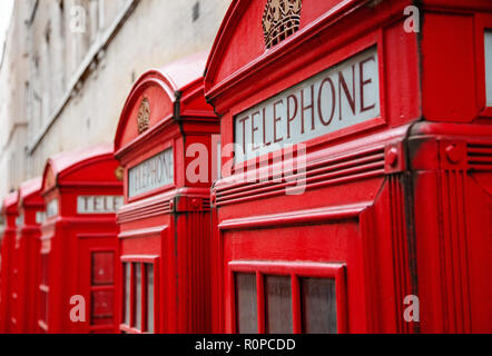 Rangée de cinq cabines téléphoniques rouges traditionnel classique, Londres, Angleterre Banque D'Images