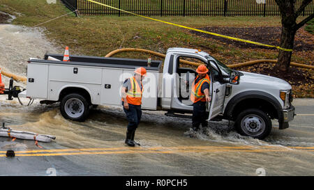 Carrboro, NC, US, le 5 novembre 2018 : les pompiers et les travailleurs de l'autorité de l'eau réparation d'une conduite principale d'eau cassé Banque D'Images