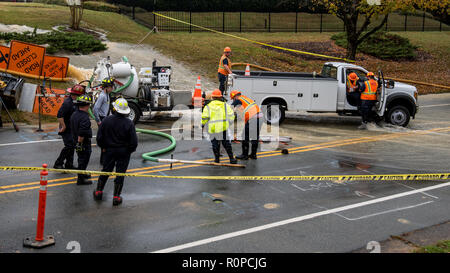 Carrboro, NC, US, le 5 novembre 2018 : les pompiers et les travailleurs de l'autorité de l'eau réparation d'une conduite principale d'eau cassé Banque D'Images