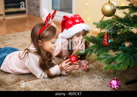 Les petits enfants d'écrire la lettre au Père sous l'arbre de Noël Banque D'Images