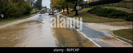 Carrboro, NC, US, le 5 novembre 2018 : les pompiers et les travailleurs de l'autorité de l'eau réparation d'une conduite principale d'eau cassé Banque D'Images