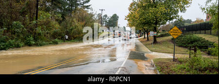 Carrboro, NC, US, le 5 novembre 2018 : les pompiers et les travailleurs de l'autorité de l'eau réparation d'une conduite principale d'eau cassé Banque D'Images