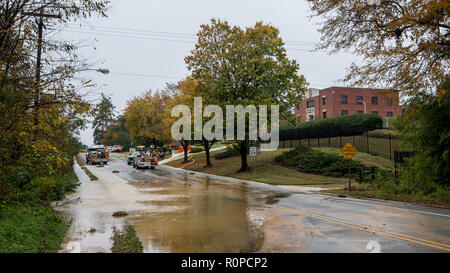 Carrboro, NC, US, le 5 novembre 2018 : les pompiers et les travailleurs de l'autorité de l'eau réparation d'une conduite principale d'eau cassé Banque D'Images