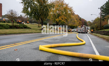 Carrboro, NC, US, le 5 novembre 2018 : les pompiers et les travailleurs de l'autorité de l'eau réparation d'une conduite principale d'eau cassé Banque D'Images