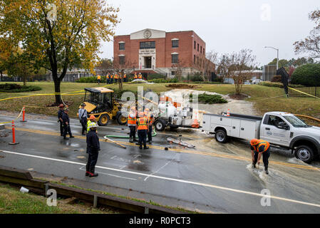 Carrboro, NC, US, le 5 novembre 2018 : les pompiers et les travailleurs de l'autorité de l'eau réparation d'une conduite principale d'eau cassé Banque D'Images