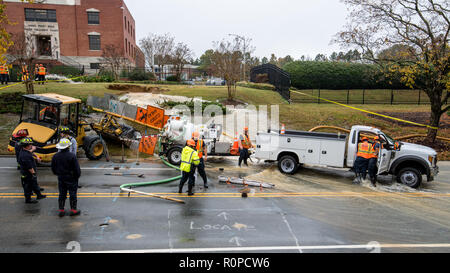 Carrboro, NC, US, le 5 novembre 2018 : les pompiers et les travailleurs de l'autorité de l'eau réparation d'une conduite principale d'eau cassé Banque D'Images